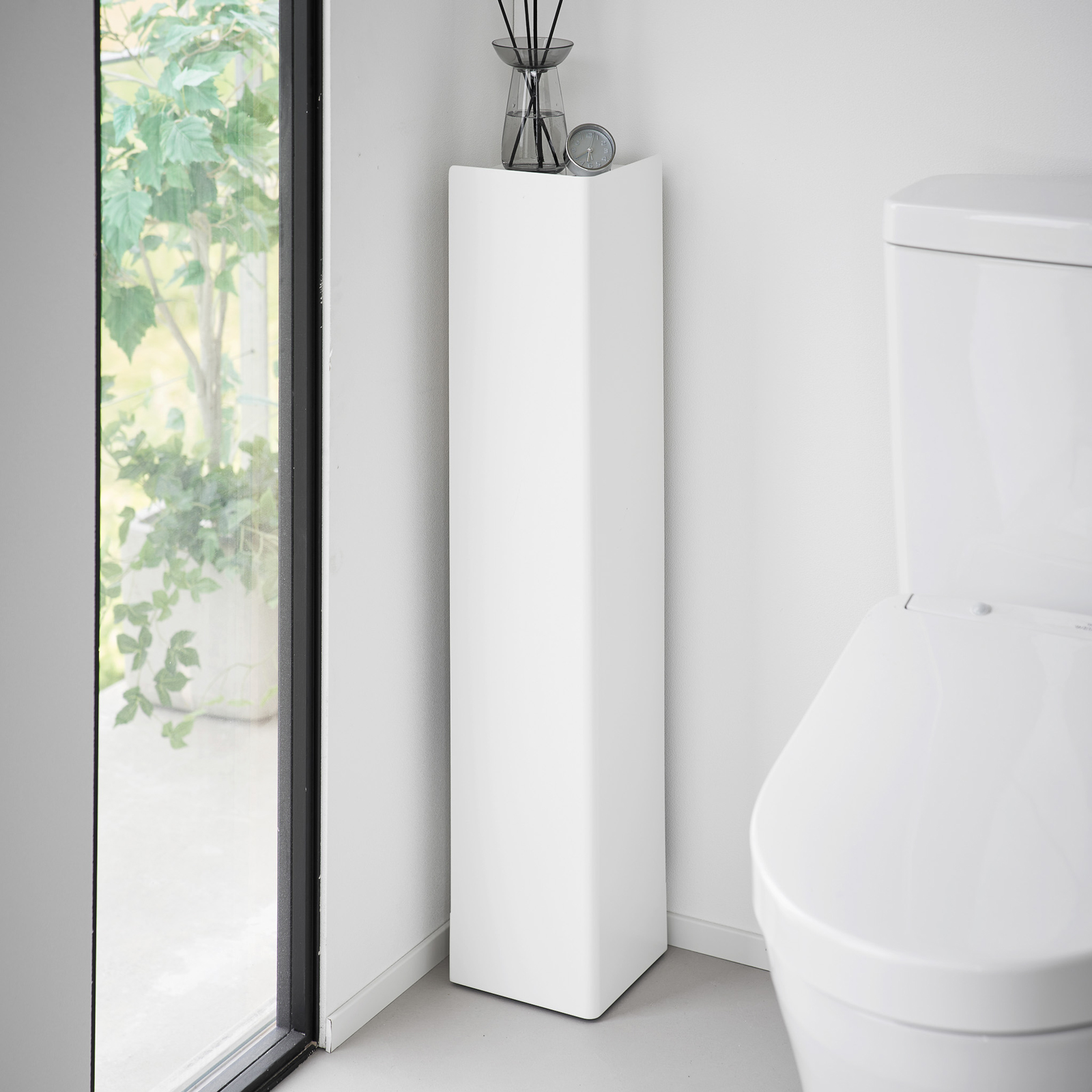 TOWER Étagère de salle de bain étroite avec roulettes blanc