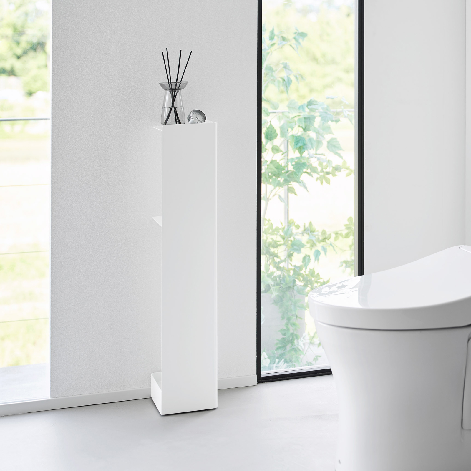 TOWER Étagère de salle de bain étroite avec roulettes blanc
