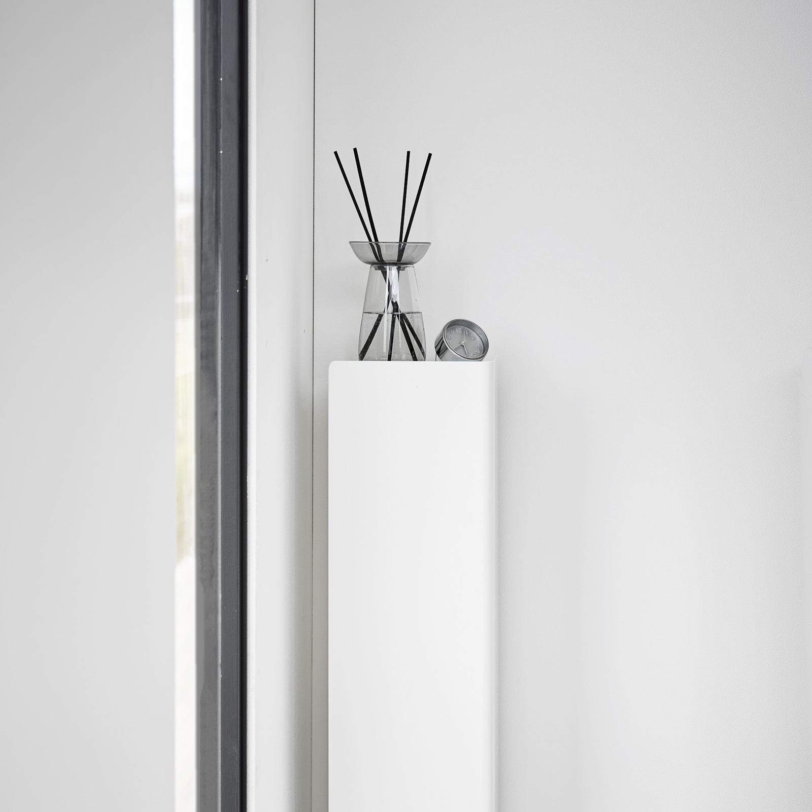 TOWER Étagère de salle de bain étroite avec roulettes blanc