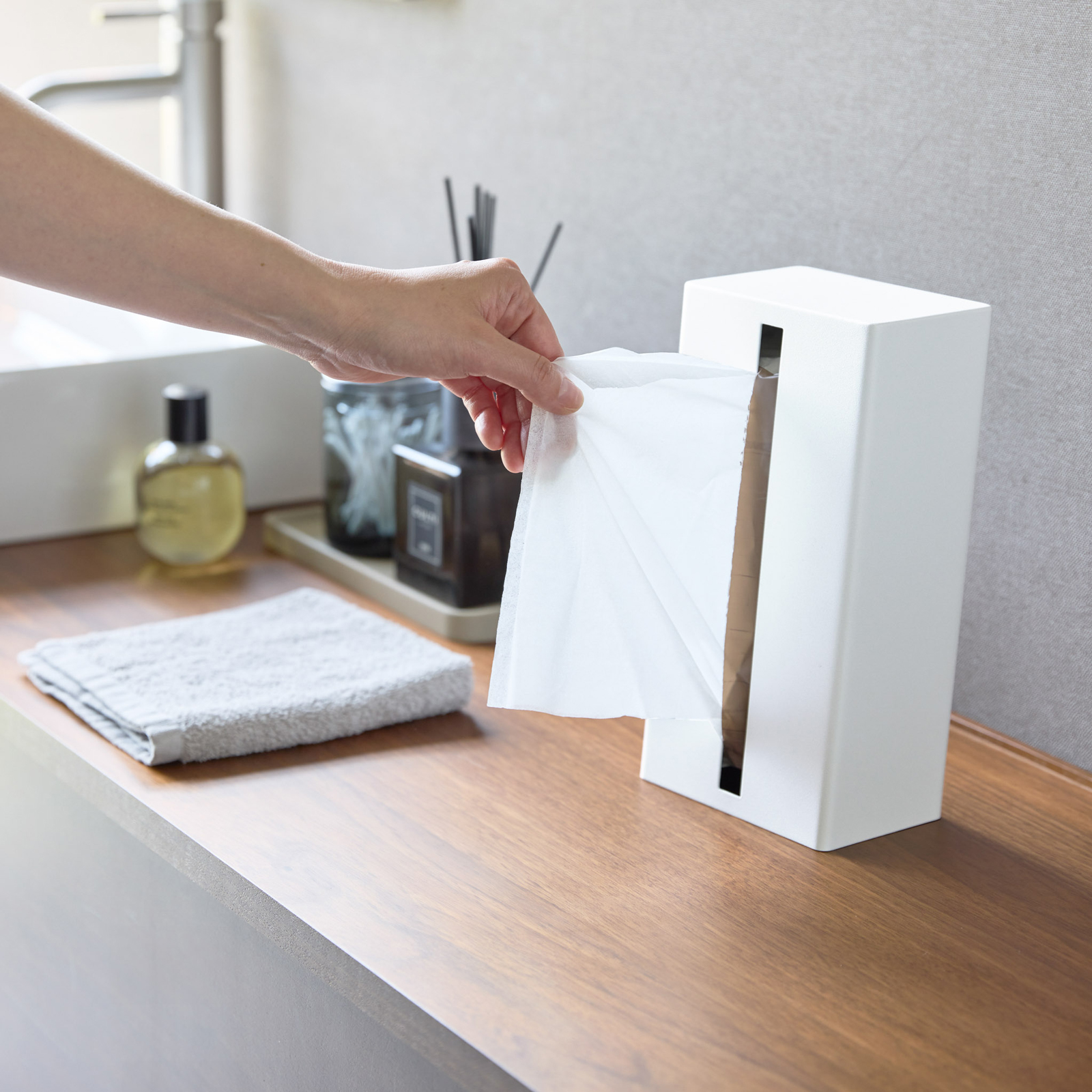 TOWER Vertikale Taschentuchbox weiss