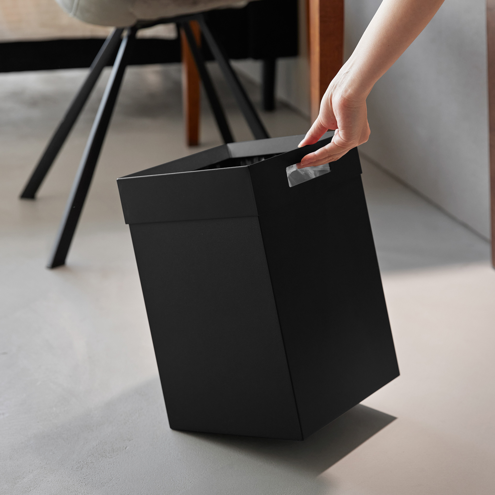 Niedriger Papierkorb TOWER schwarz