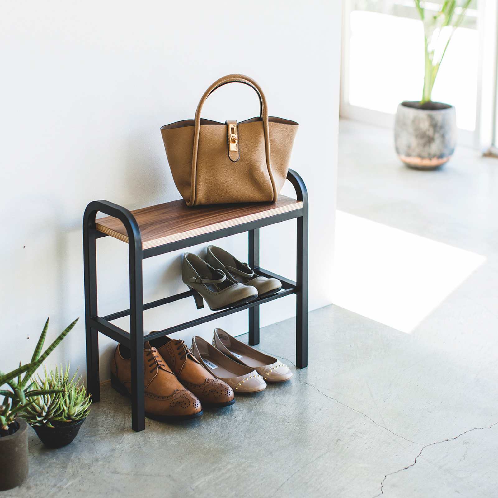 Étagère à chaussures avec tablette en bois TOWER noir