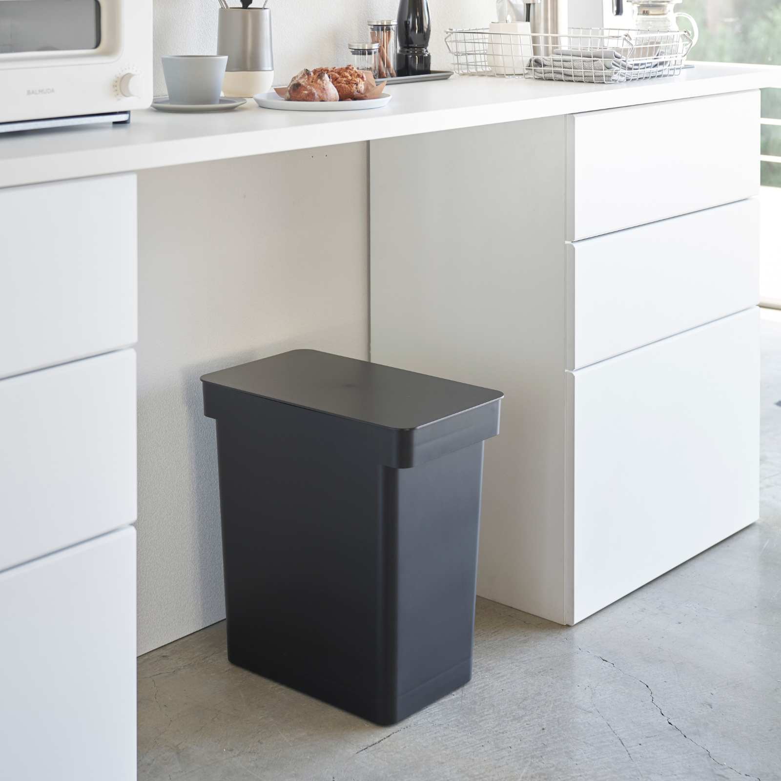 Luftdichter Mülleimer mit Rollen TOWER schwarz 