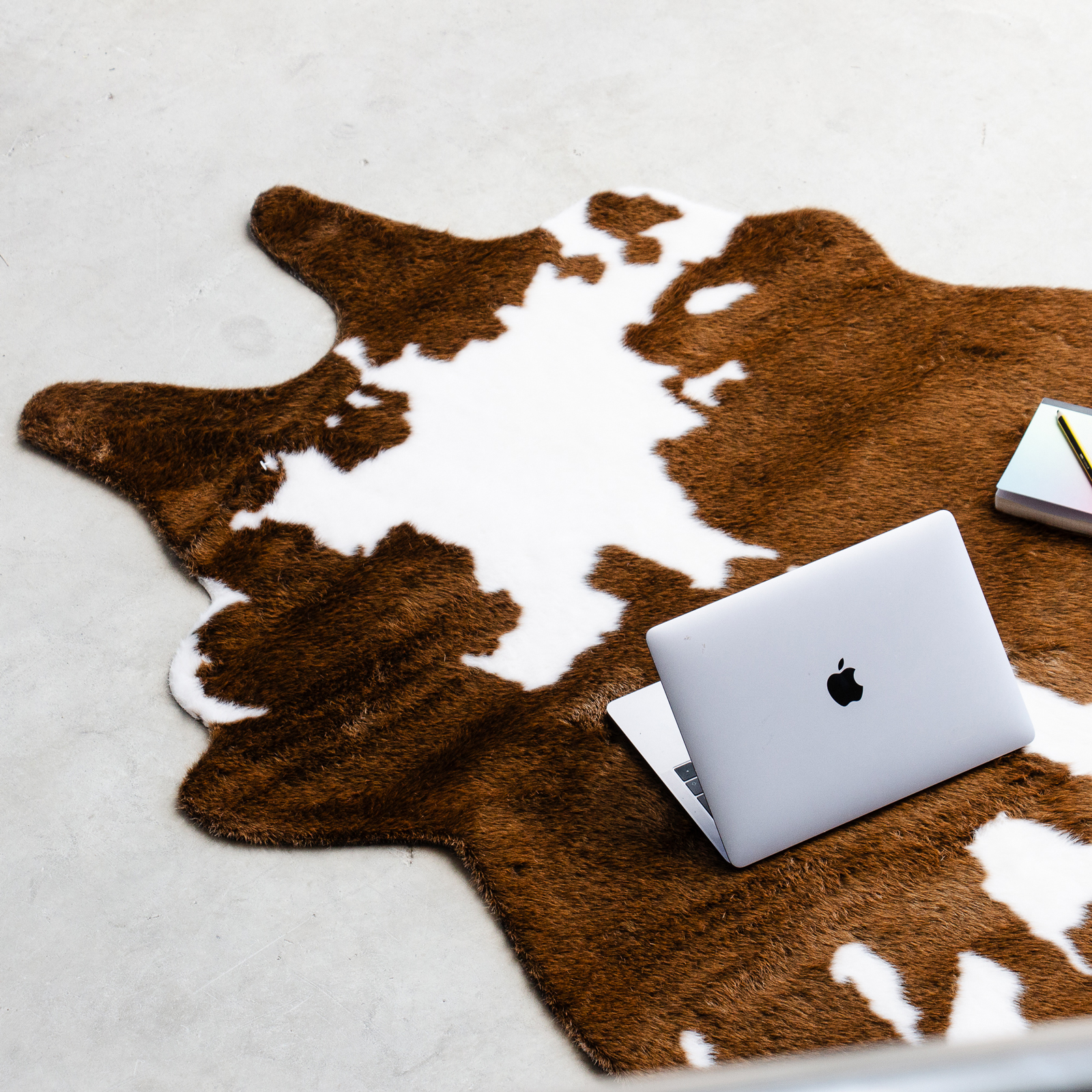 CLASSIC COWHIDE RUG XL
