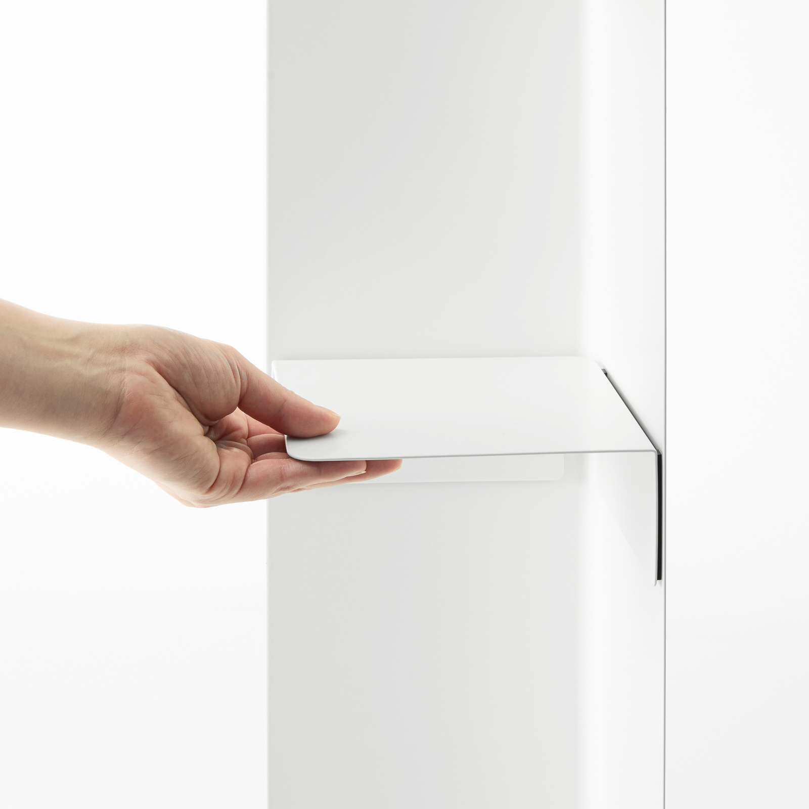 TOWER Étagère de salle de bain étroite avec roulettes blanc