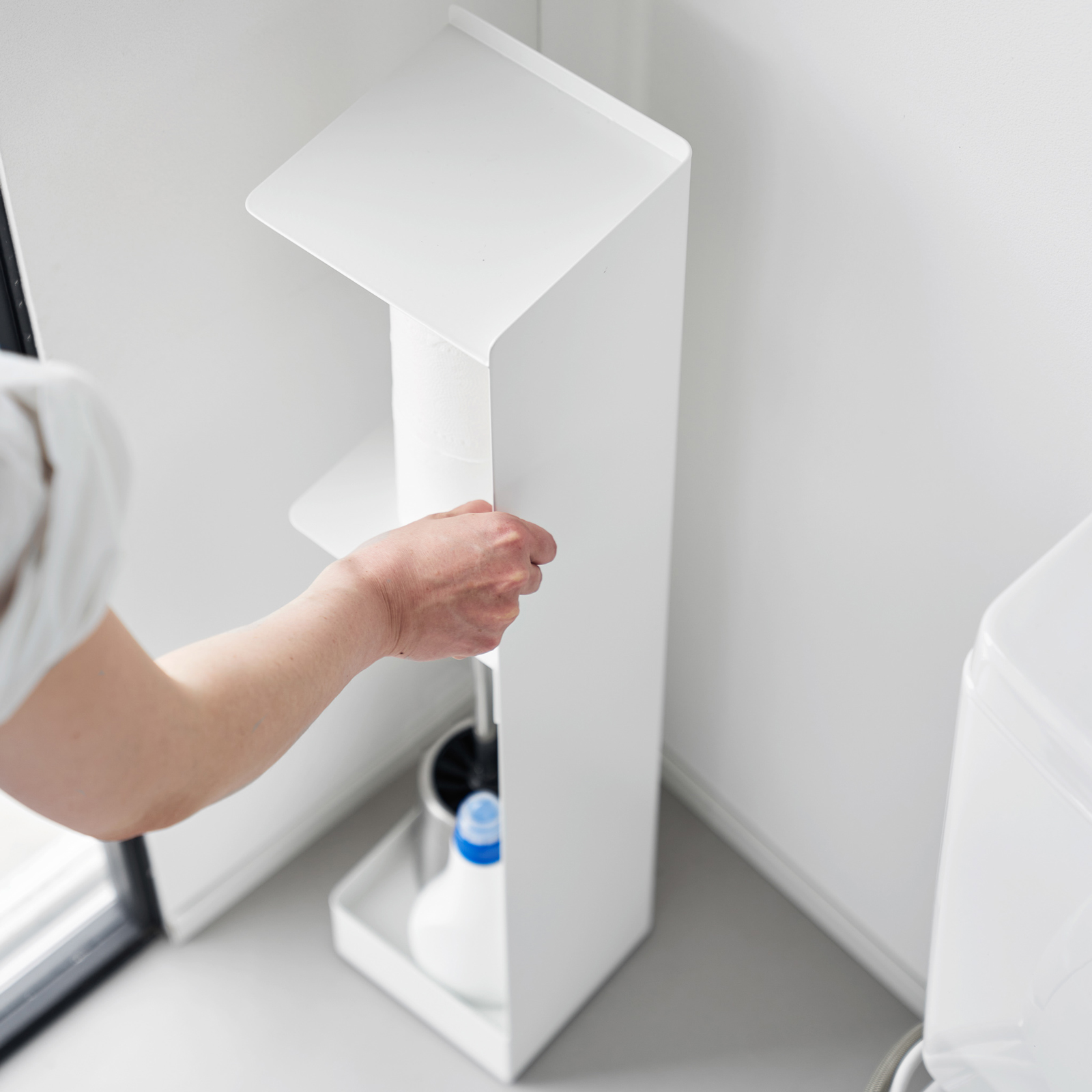 TOWER Étagère de salle de bain étroite avec roulettes blanc