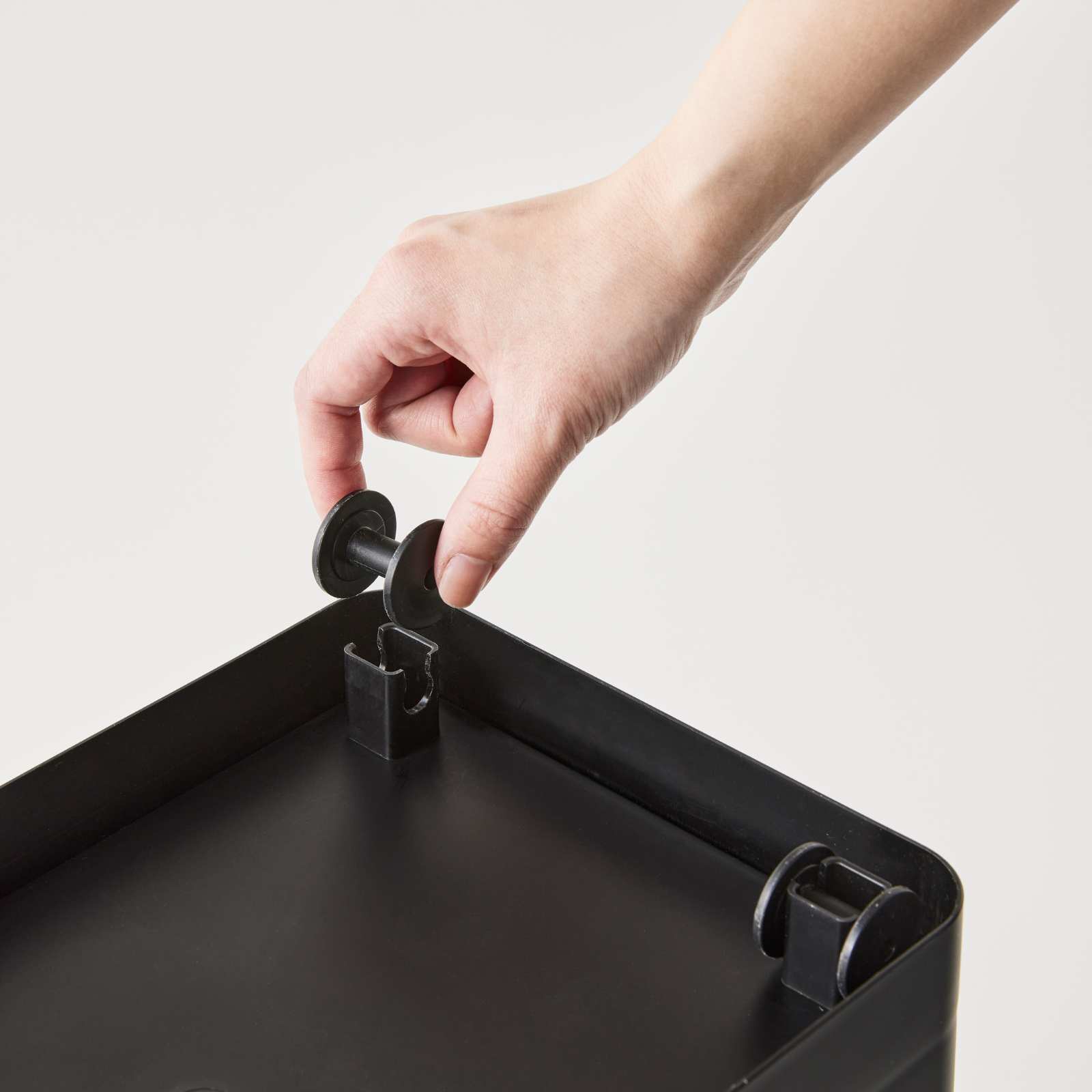 Luftdichter Mülleimer mit Rollen TOWER schwarz 