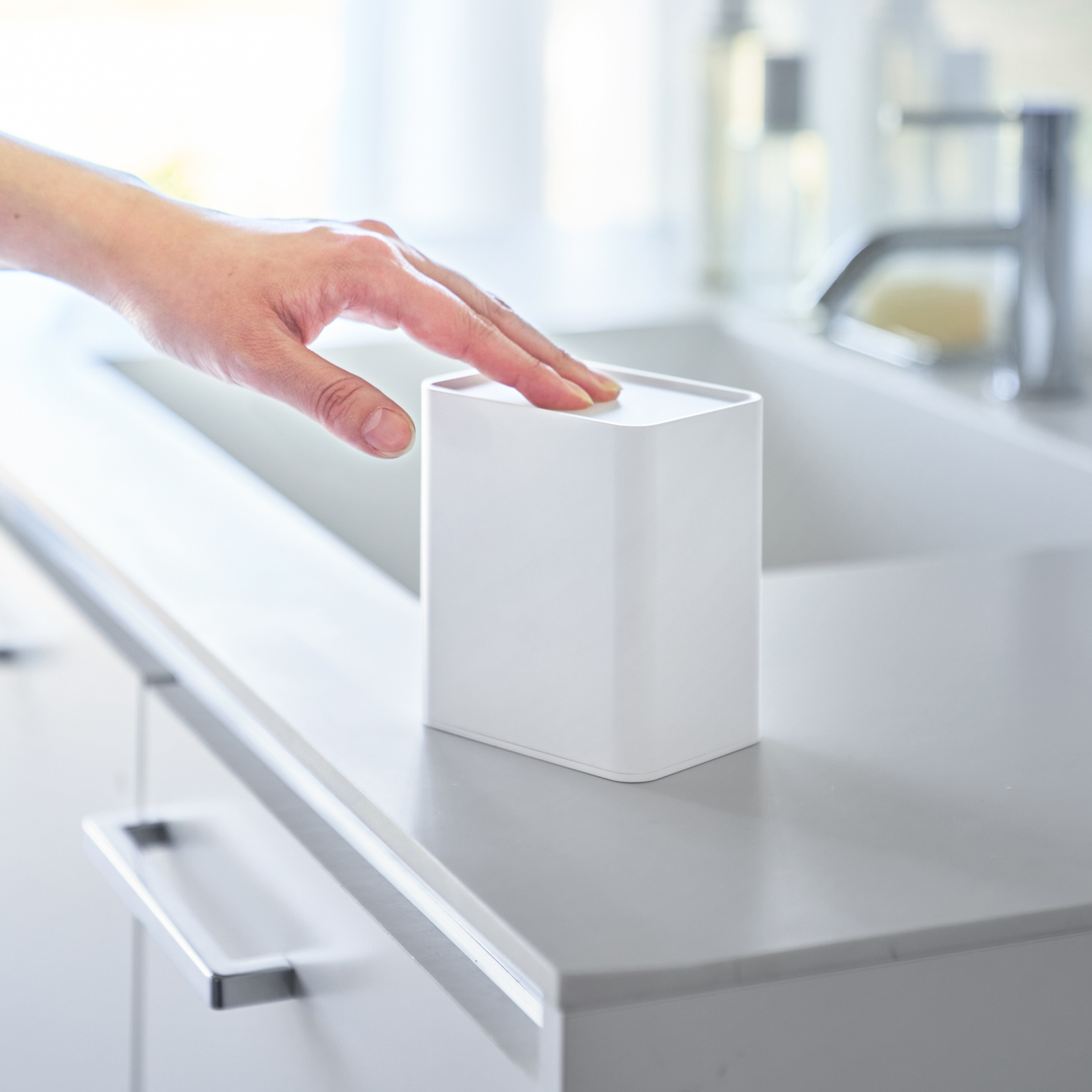 Aufbewahrungsbox mit Druckverschluss TOWER weiss