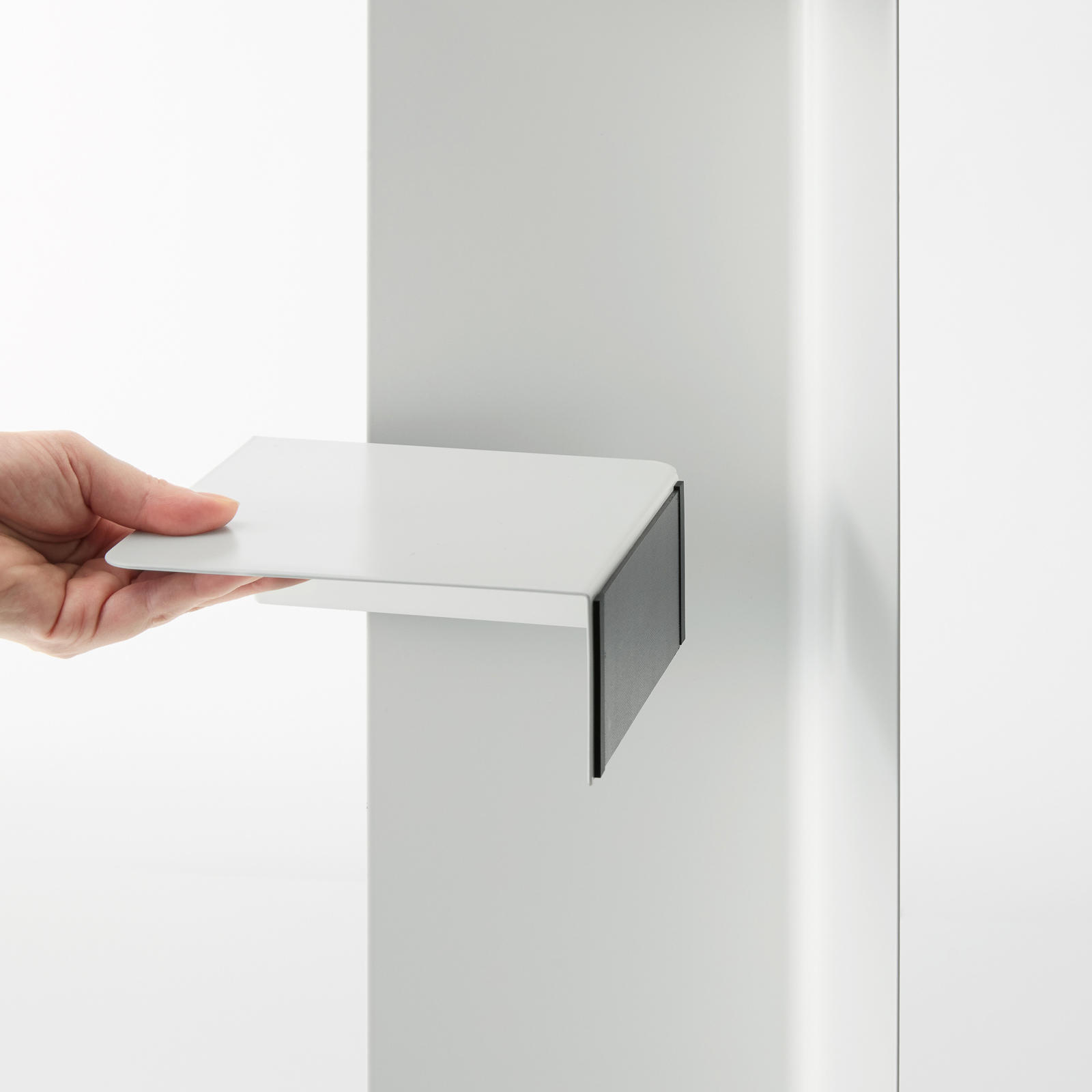 TOWER Étagère de salle de bain étroite avec roulettes blanc