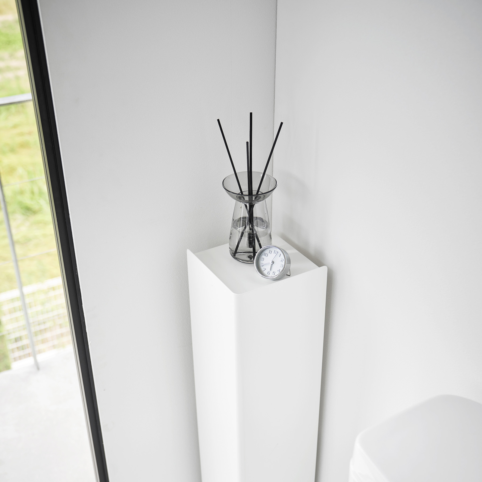 TOWER Étagère de salle de bain étroite avec roulettes blanc