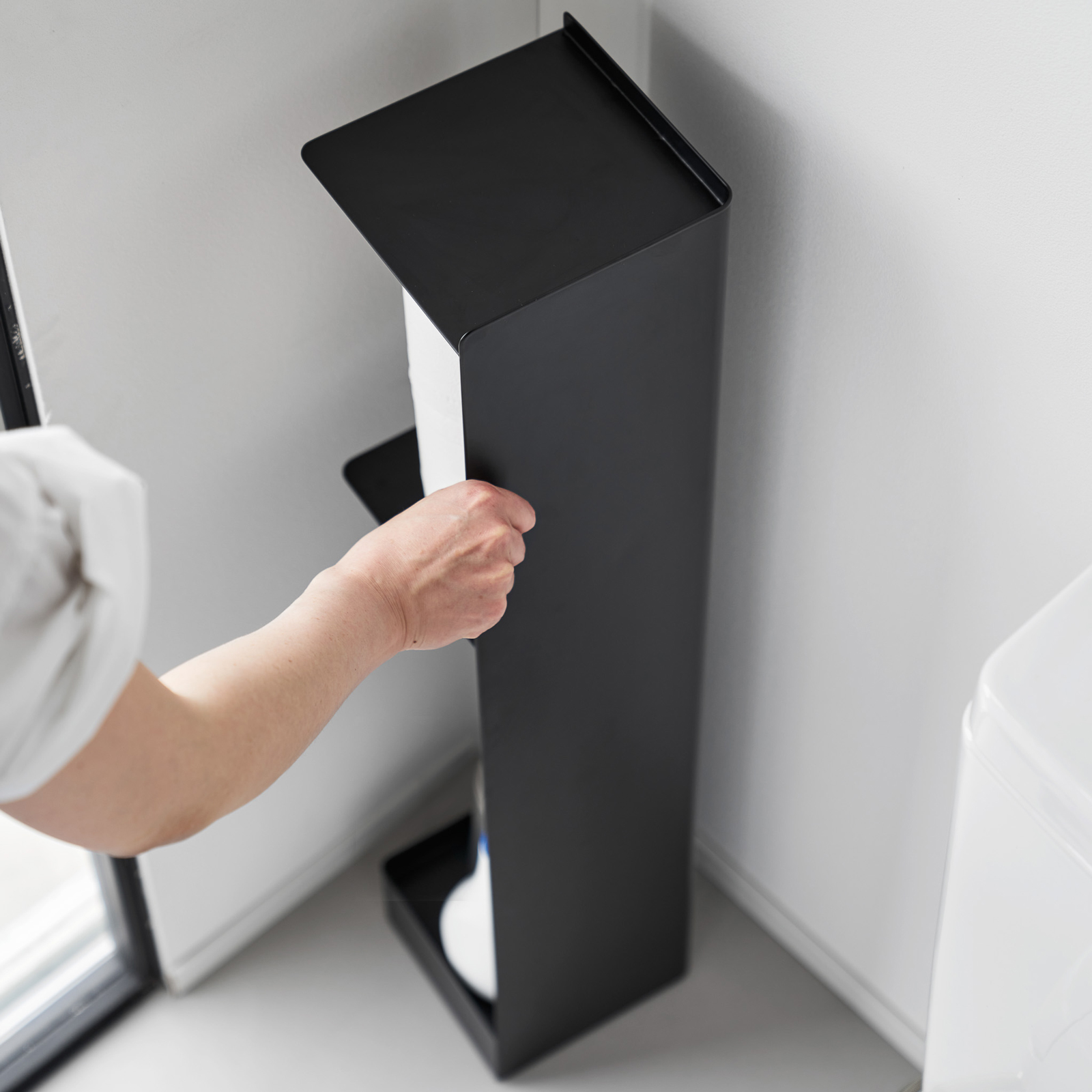 TOWER Toilettenpapierhalter mit Rollen schwarz